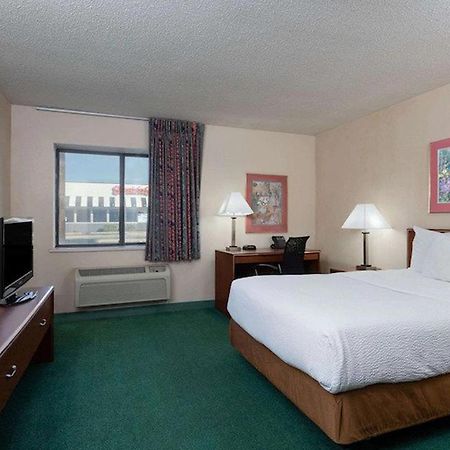 La Quinta Inn By Wyndham Indianapolis East-Post Drive Extérieur photo