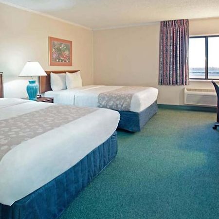 La Quinta Inn By Wyndham Indianapolis East-Post Drive Extérieur photo