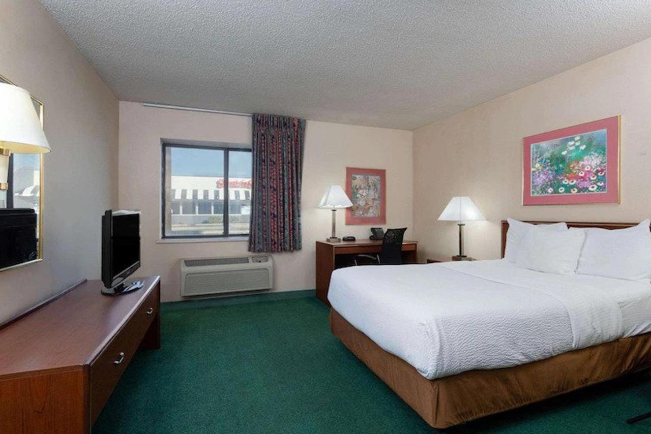 La Quinta Inn By Wyndham Indianapolis East-Post Drive Extérieur photo