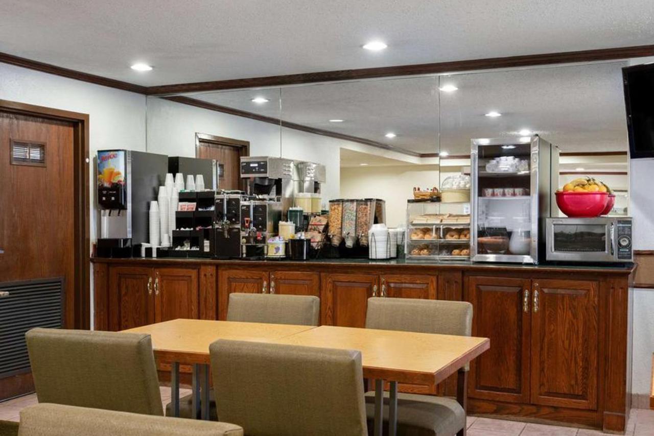 La Quinta Inn By Wyndham Indianapolis East-Post Drive Extérieur photo