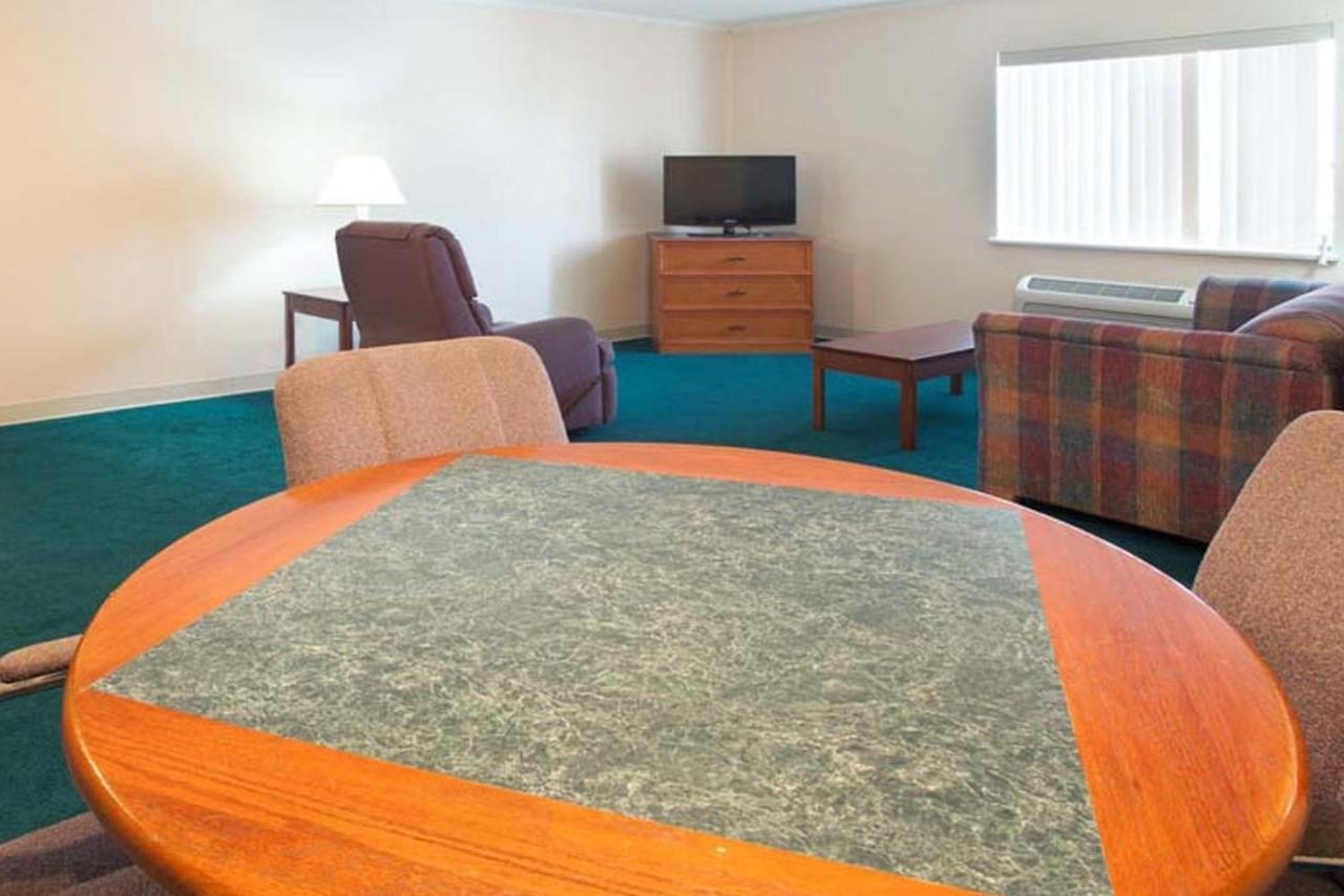 La Quinta Inn By Wyndham Indianapolis East-Post Drive Extérieur photo