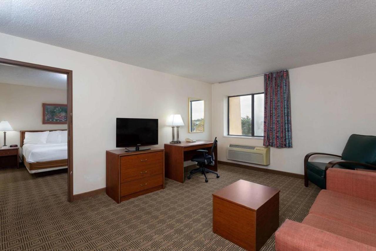 La Quinta Inn By Wyndham Indianapolis East-Post Drive Extérieur photo